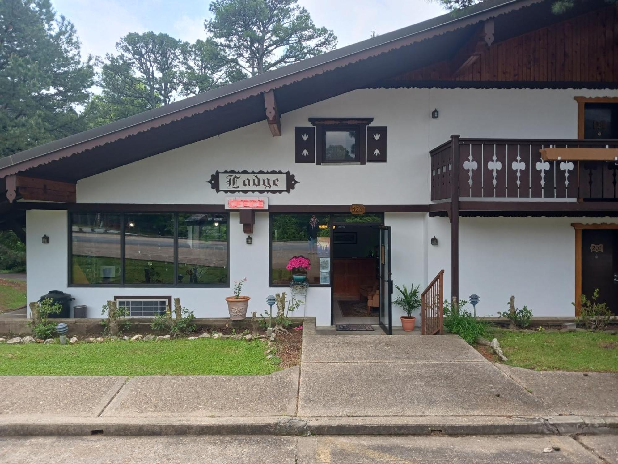Bavarian Inn Motel & Restaurant 유레카 스프링스 외부 사진